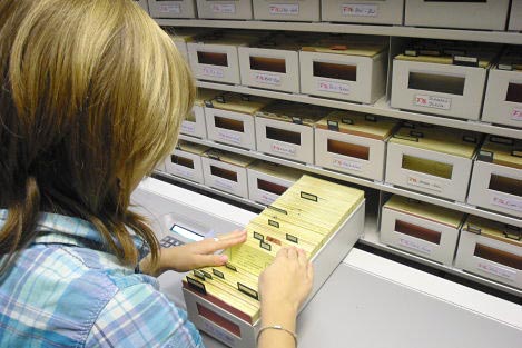 Recherche an der Personenkartei F 16 im Stasi-Unterlagen-Archiv Suhl.