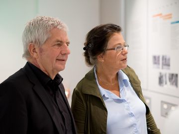 Roland Jahn und Ulrike Poppe in der Ausstellung.