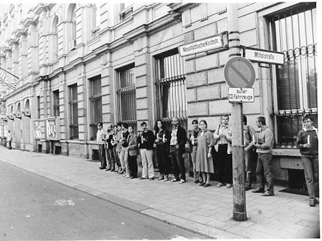 Demonstration der Gruppe "Frauen für den Frieden" vor der amerikanischen Botschaft in Ost-Berlin am 01.09.1983