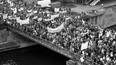 Demonstrationszug vor dem Palast der Republik  4. November 1989