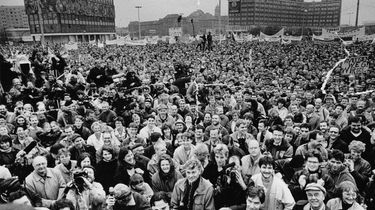 Foto von Demonstranten am 07.10.1989 auf dem Alexanderplatz in Berlin