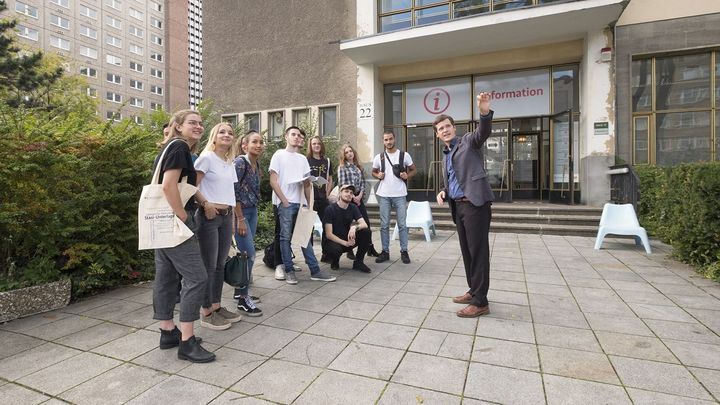 Eine Gruppe junger Menschen nimmt an einer Führung über das Gelände 'Stasi-Zentrale. Campus für Demokratie' teil.