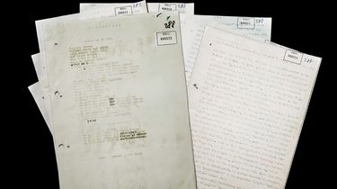 Mehrere Zettel aus einer Stasi-Akte. Auf einem der Zettel ist ein Liedtext der Gruppe Fehlfarben abgebildet, auf einem anderen ein Fließtext mit der Überschrift 'Einschätzung'.