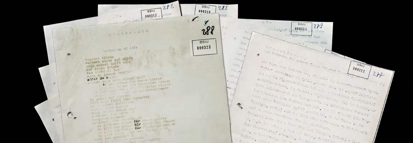 Mehrere Zettel aus einer Stasi-Akte. Auf einem der Zettel ist ein Liedtext der Gruppe Fehlfarben abgebildet, auf einem anderen ein Fließtext mit der Überschrift "Einschätzung".