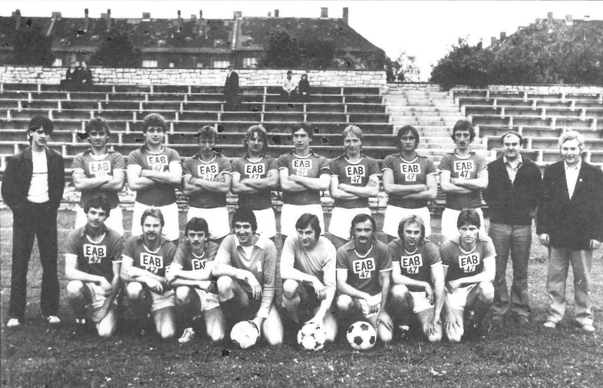 Mannschaftsfoto des damaligen BSG-EAB-Lichtenberg 47 im Hans-Zoschke-Stadion. Im Vordergrund ist die Mannschaft zu erkennen, im Hintergrund eine der Stadiontribünen.