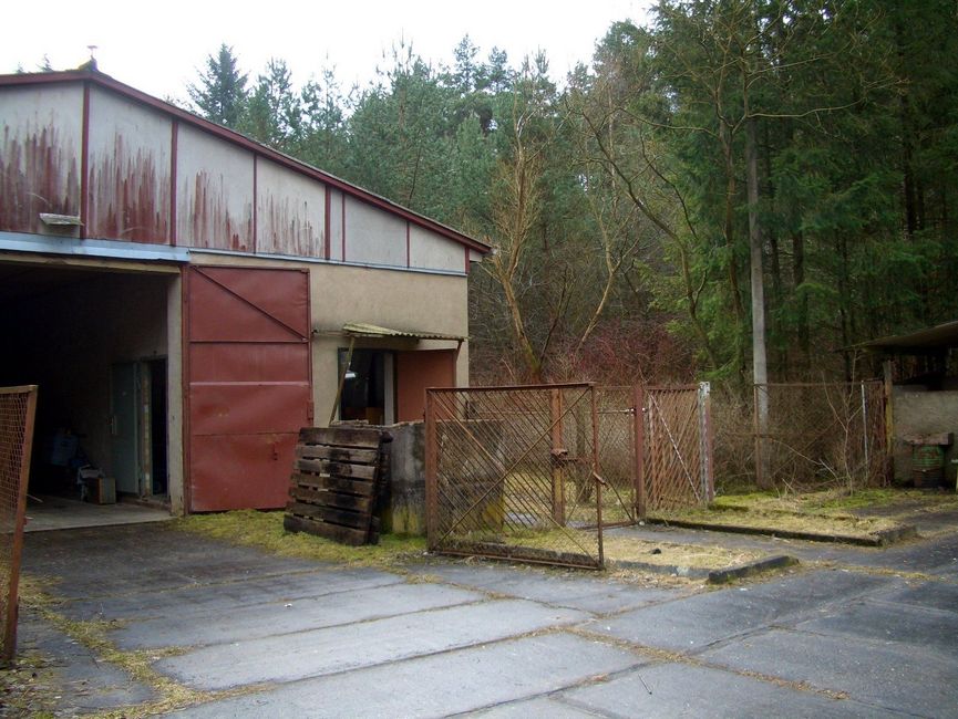 Lagerhalle mit Eingang zum Bunker