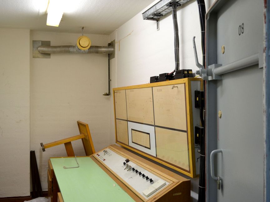 Blick in einen Raum des Bunkers unter "Haus 9" der ehemaligen Stasi-Zentrale. In dem Raum ist ein Schaltpult untergebracht.