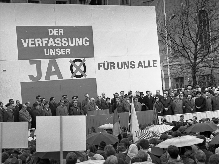 Der Stellvertreter des Vorsitzenden des Staatsrates der DDR und geschäftsführende Vorsitzende der NDPD, Heinrich Homann (am Mikrofon), während seiner Ansprache an die Berlinerinnen und Berliner.