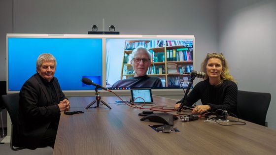 Der Bundesbeauftragte Roland Jahn nimmt zusammen mit Maximilian Schönherr (zugeschaltet via Skype) und Dagmar Hovestädt die aktuelle Podcast-Episode auf.