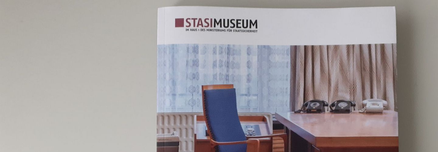 Vorderseite de Ausstellungskatalogs 'Staatssicherheit in der SED-Diktatur' zur Dauerausstellung im Stasimuseum