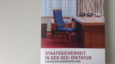 Vorderseite de Ausstellungskatalogs 'Staatssicherheit in der SED-Diktatur' zur Dauerausstellung im Stasimuseum