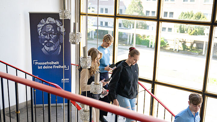 Schülerinnen und Schüler gehen am Tag der Pressefreiheit eine Treppe in 'Haus 22' in der ehemaligen Stasi-Zentrale hinab.