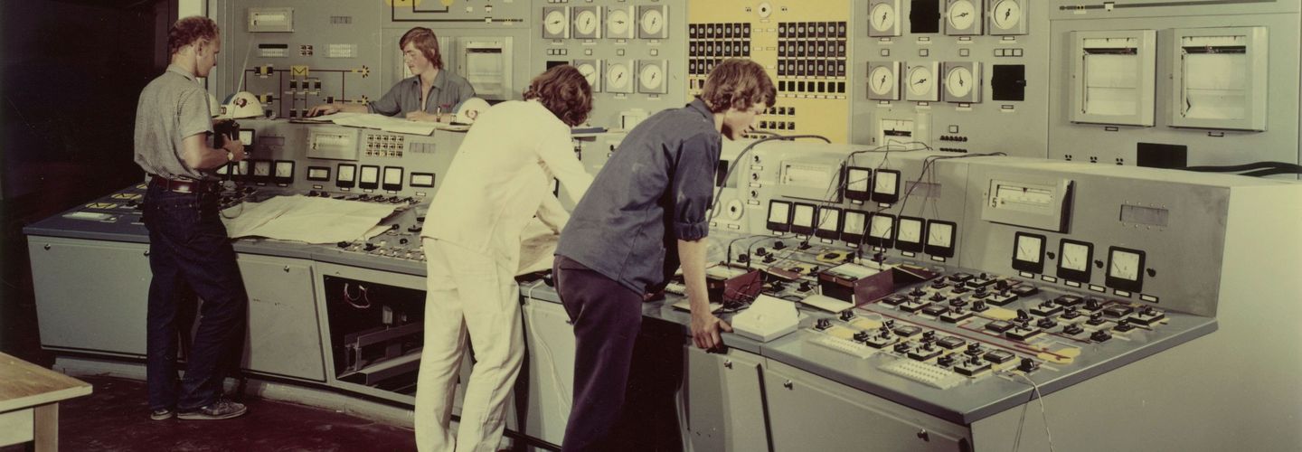 Arbeiter in der Schlatzentrale des Kernkraftwerks Greifswald