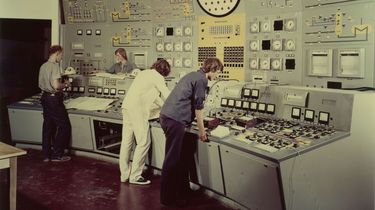 Arbeiter in der Schlatzentrale des Kernkraftwerks Greifswald