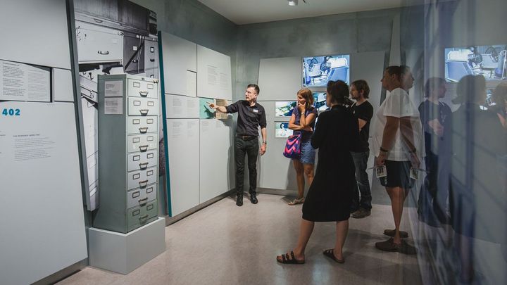 Eine Führung in der Ausstellung 'Einblick ins Geheime' in 'Haus 7' der ehemaligen Stasi-Zentrale