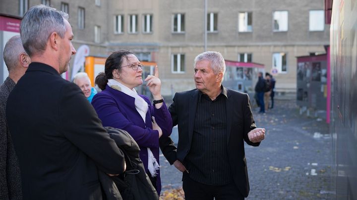 Das Bild zeigt Andrea Nahles, Vorsitzende der SPD, zusammen mit BStU Roland Jahn und Frank Ebert von der Robert-Havemann-Gesellschaft zu Besuch im Stasi-Unterlagen-Archiv