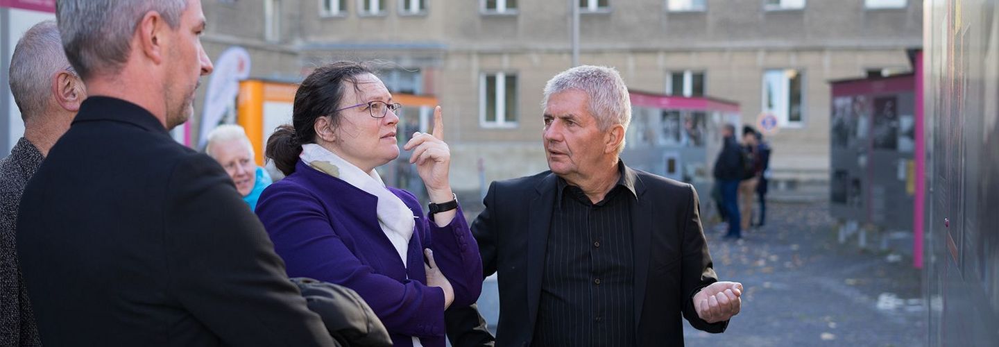 Das Bild zeigt Andrea Nahles, Vorsitzende der SPD, zusammen mit BStU Roland Jahn und Frank Ebert von der Robert-Havemann-Gesellschaft zu Besuch im Stasi-Unterlagen-Archiv