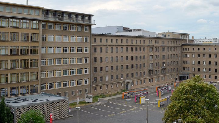 Das Bild zeigt einen Blick auf den Innenhof der  'Stasi-Zentrale. Campus für Demokratie' von einem leicht erhöhten Stelle aus betrachtet.