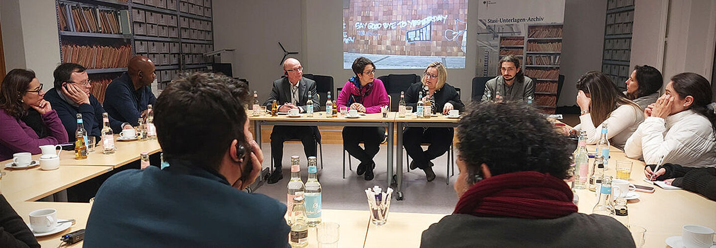 Besucher des Deutsch-Kolumbianischen Friedensinstituts (CAPAZ) im Gespräch mit Vizepräsidentin Alexandra Titze