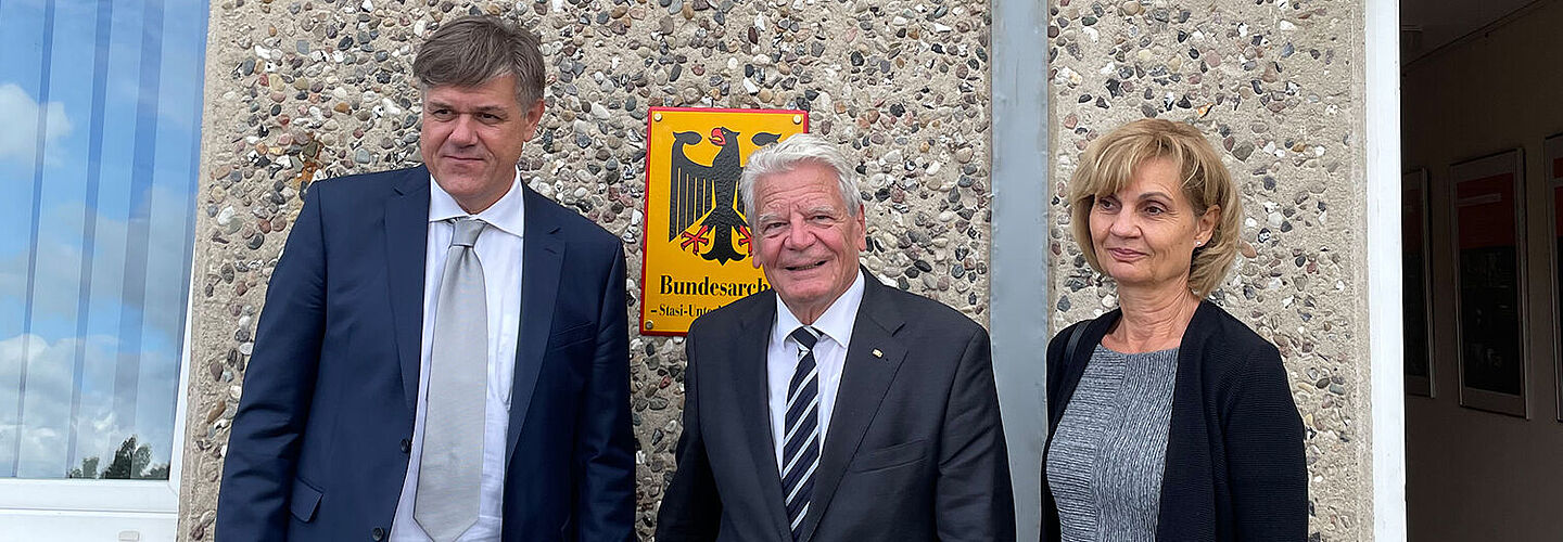 Michael Köllner und Heike Thieme begrüßen Joachim Gauck am Eingang des Stasi-Unterlagen-Archivs Neubrandenburg.