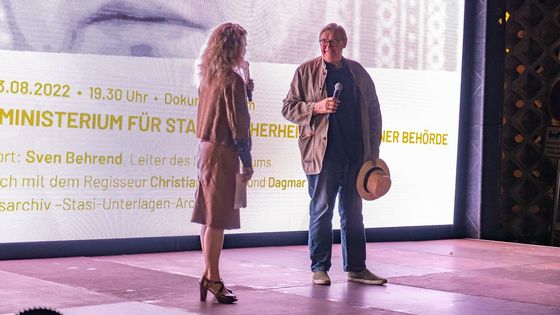 Dagmar Hovestädt (links) und Regisseur Christian Klemke bei der Filmvorführung des Dokumentarfilms 'Alltag einer Behörde' beim Campus-Kino 2022.