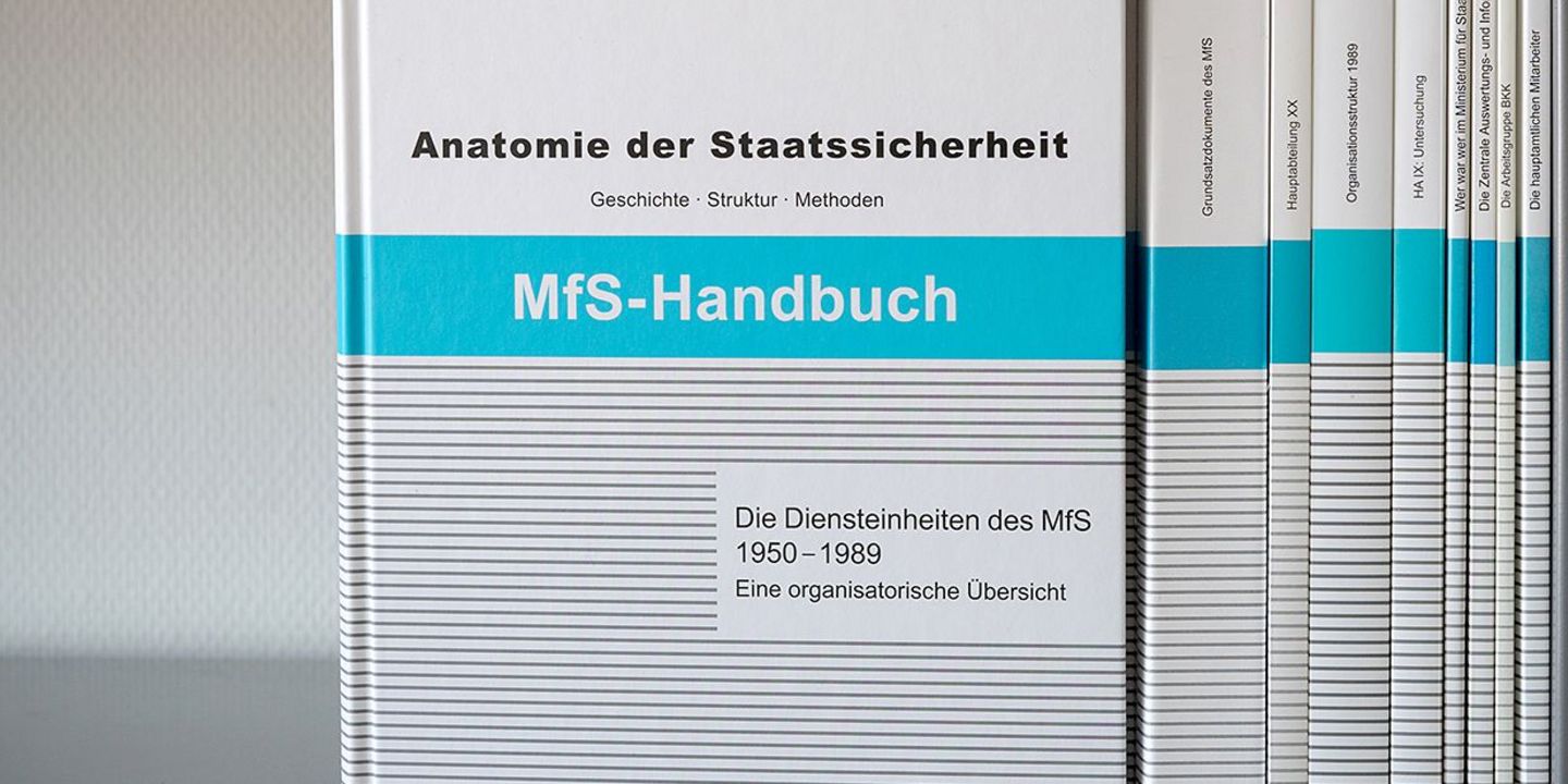 Bücher der Reihe "MfS-Handbuch" in einem Bücherregal, Quelle:
            BStU