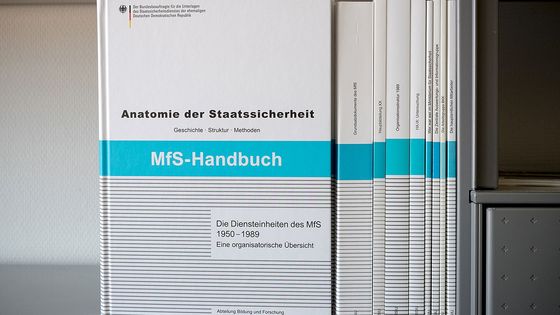 Bücher der Reihe 'MfS-Handbuch' in einem Bücherregal