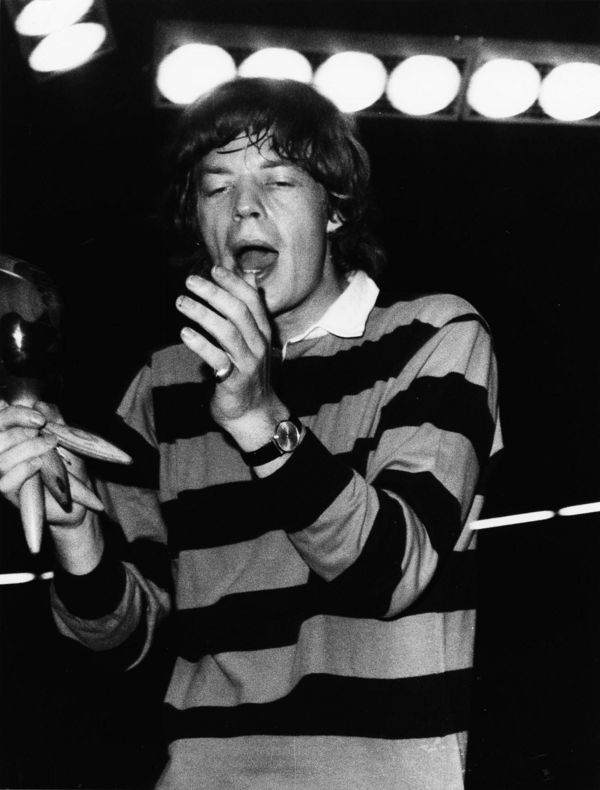 Schwarz-Weiß-Aufnahme von Mick Jagger bei einem Konzert