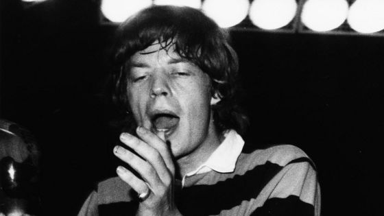 Schwarz-Weiß-Aufnahme von Mick Jagger bei einem Konzert
