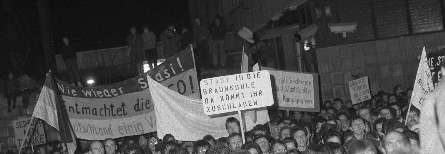 Demonstrierende am Tor der Stasi-Zentrale in der Normannenstraße, 15.01.1990