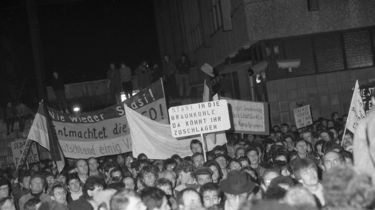 Demonstrierende am Tor der Stasi-Zentrale in der Normannenstraße, 15.01.1990