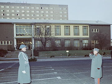 Empfang des Ministers mit militärischen Ehren am 8. Februar anlässlich des 35. Jahrestages der Gründung des MfS 1985 auf dem Parkplatz vor dem Neuen Speisehaus