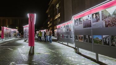 Open-Air-Ausstellung 'Revolution und Mauerfall' der Robert-Havemann-Gesellschaft auf dem Gelände der 'Stasi-Zentrale. Campus für Demokratie' bei Nacht.