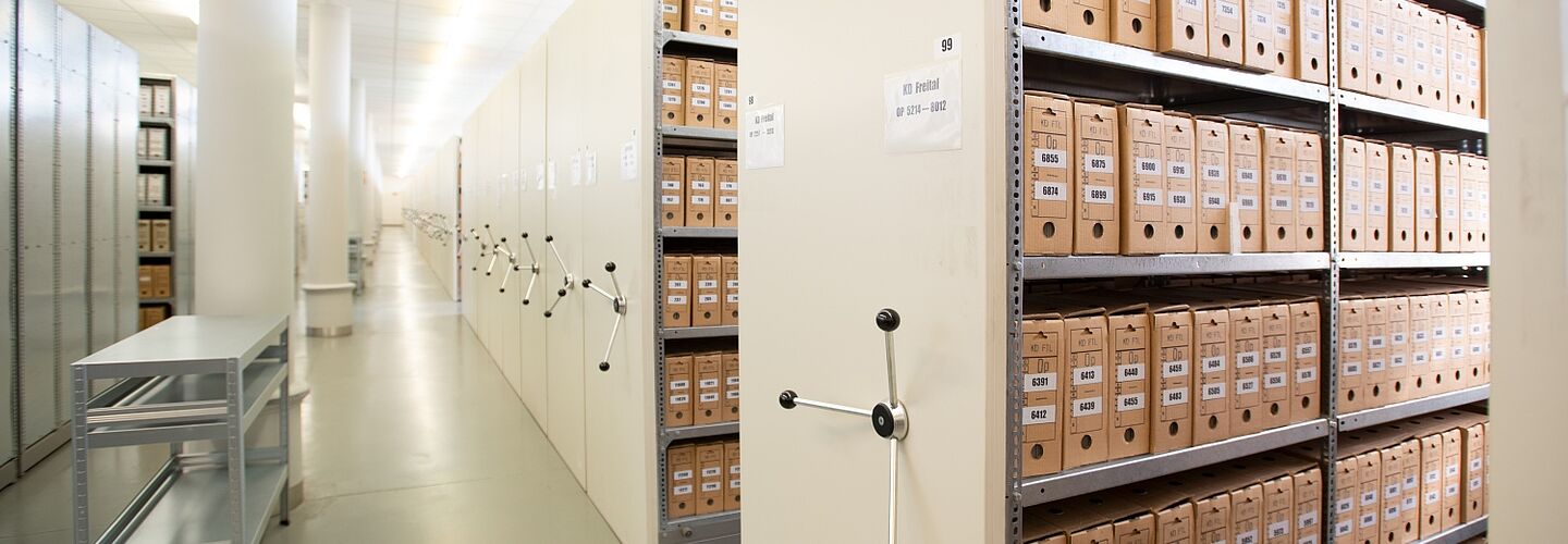 Regale mit Stasi-Akten aus dem Magazinraum des Stasi-Unterlagen-Archivs Dresden