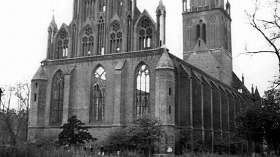 Das Schwarz-Wei-Bild zeigt die zerstörte Marienkirche in neubrandenburg im Jahr 1952.