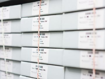 Kartons mit geschreddertem Aktenmaterial im Stasi-Unterlagen-Archiv Berlin