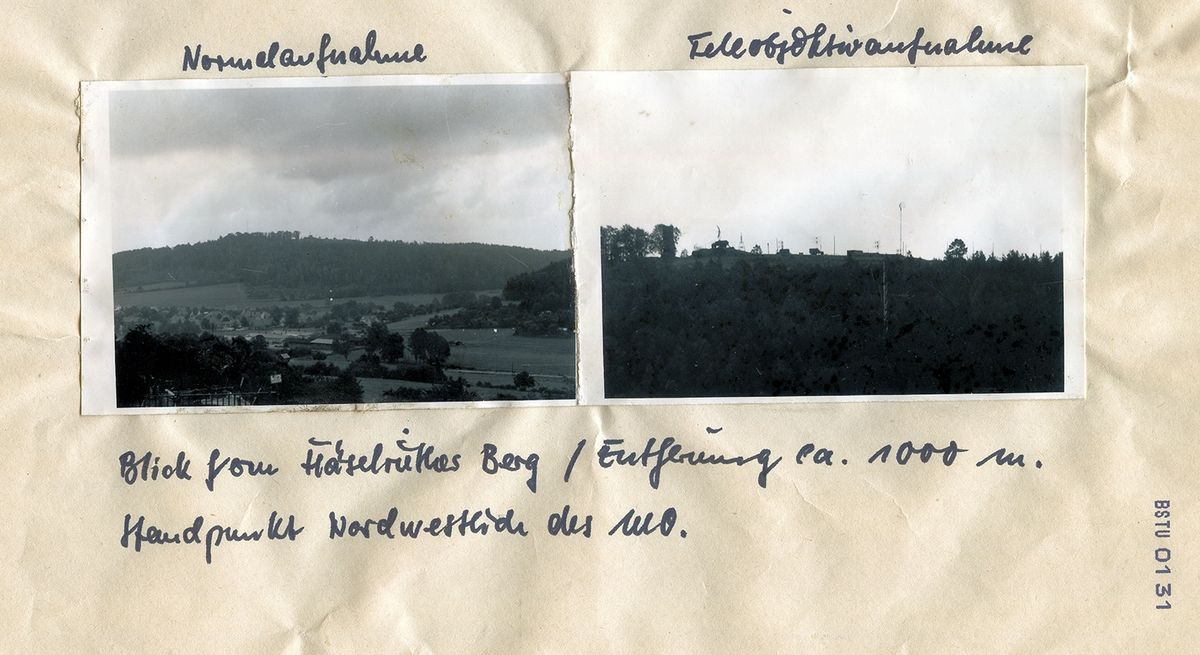 Zwei kleine Schwarzweiß-Fotos auf einem Zettel geklebt. Zu sehen sind auf beiden Fotos bergige Landschaften. Über dem ersten Foto steht das Wort "Normalaufnahme", auf dem zweiten "Teleobjektivaufnahme".