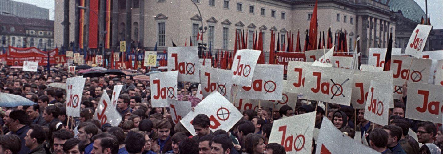 Kundgebung zum Volksentscheid über die Verfassung der DDR vor der Staatsoper, im Vordergund Angehörige der FDJ.