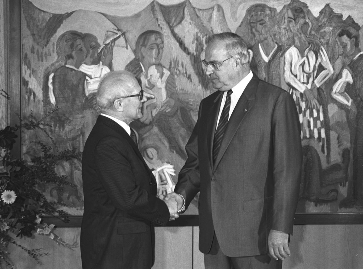 Bundeskanzler Helmut Kohl (rechts) empfängt den DDR-Staatsratsvorsitzenden Honecker im Foyer des Bundeskanzleramts (Kirchner-Gemälde im Hintergrund).