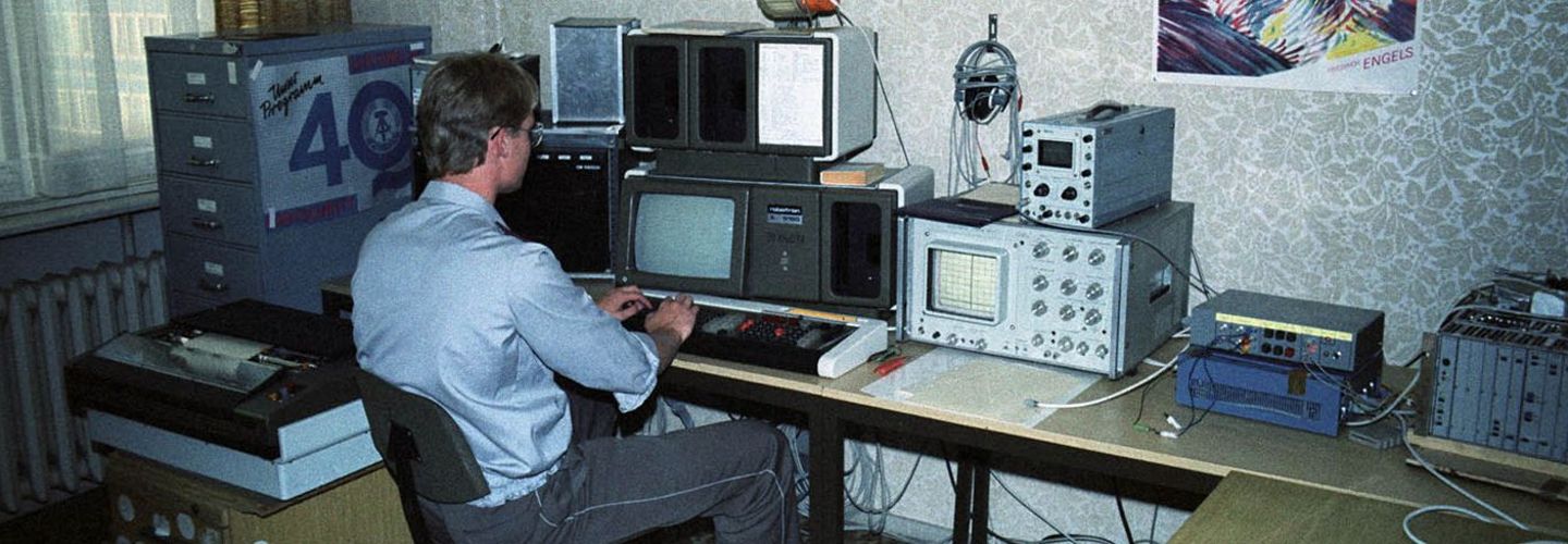 Ein Stasi-Mitarbeiter während seiner Arbeit am Schreibtisch. Die Aufnahme stammt aus den 80er Jahren.