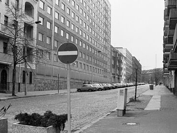 Die Magdalenenstraße in nördlicher Richtung mit Haus 8 (links)