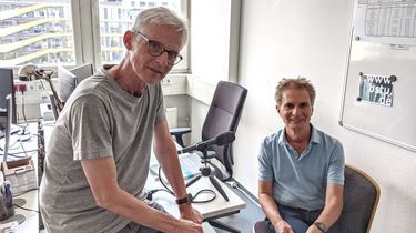 Maximilian Schönherr und Roger Engelmann sitzen in einem Büroraum und nehmen den Podcast auf.