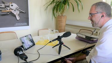Dr. Jens Niederhut im Videogespräch mit dem Journalisten Maximilian Schönherr während der Aufnahme des Podcast.