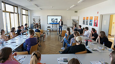 Teilnehmerinnen und Teilnehmer des Projekts '#Gedenkstättenkompetenz – Lernen an und mit außerschulischen Lernorten' in der Stasi-Zentrale. Campus für Demokratie