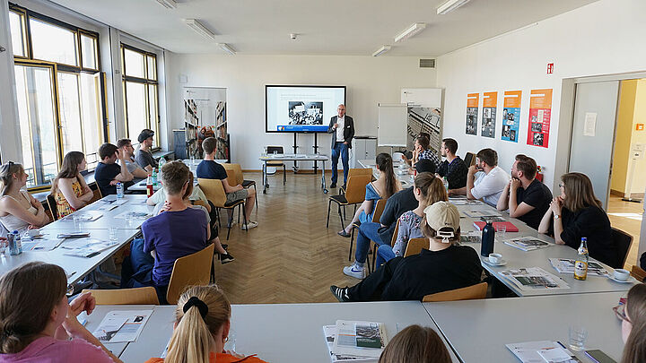Teilnehmerinnen und Teilnehmer des Projekts '#Gedenkstättenkompetenz – Lernen an und mit außerschulischen Lernorten' in der Stasi-Zentrale. Campus für Demokratie