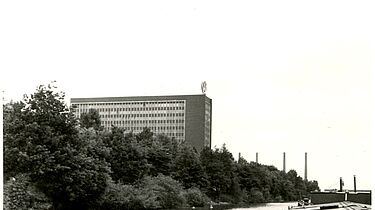 Das Bild zeigt eine Aufnahme eines Bürogebäudes von Volkswagen am Mittellandkanal