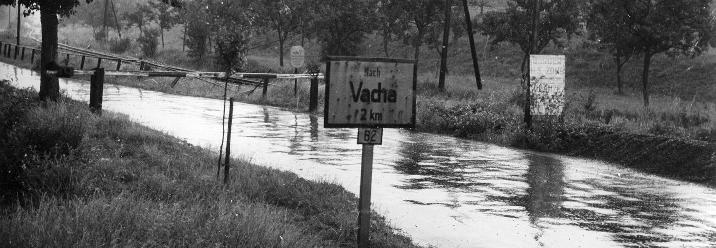 Deutsch-deutsche Grenze bei Vacha, Schlagbaum auf der B 62, Hinweisschild "Nach Vacha 2 km"
