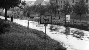 Deutsch-deutsche Grenze bei Vacha, Schlagbaum auf der B 62, Hinweisschild 'Nach Vacha 2 km'
