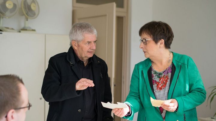 Der Bundesbeauftragte Roland Jahn erläutert der Bundestagsabgeordneten Patricia Lips (CDU) die manuelle Rekonstruktion zerrissener Stasi-Unterlagen