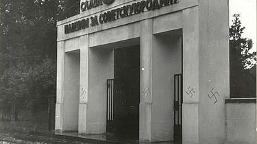 Das Bild zeigt vier Hakenkreuz-Schmierereien am Portal des sowjetischen Ehrenfriedhofs in Stralsund im Oktober 1960